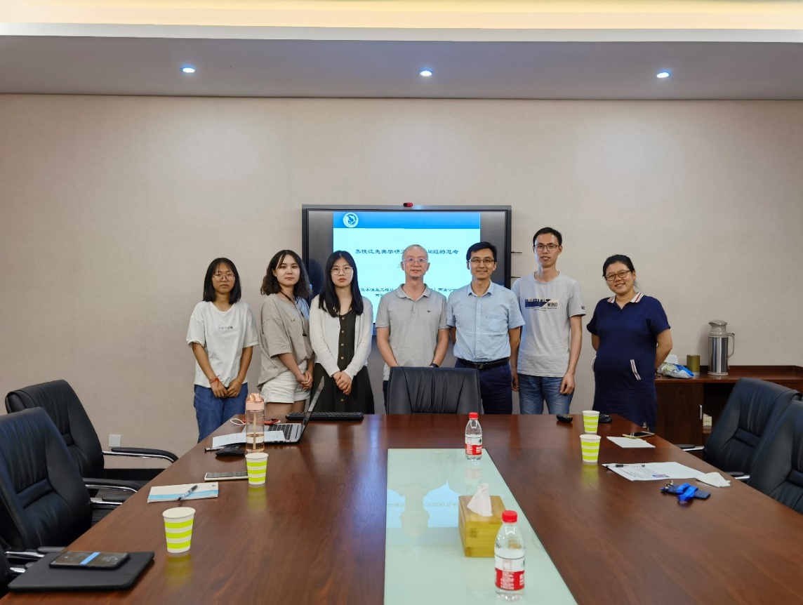 会议室里的人们描述已自动生成